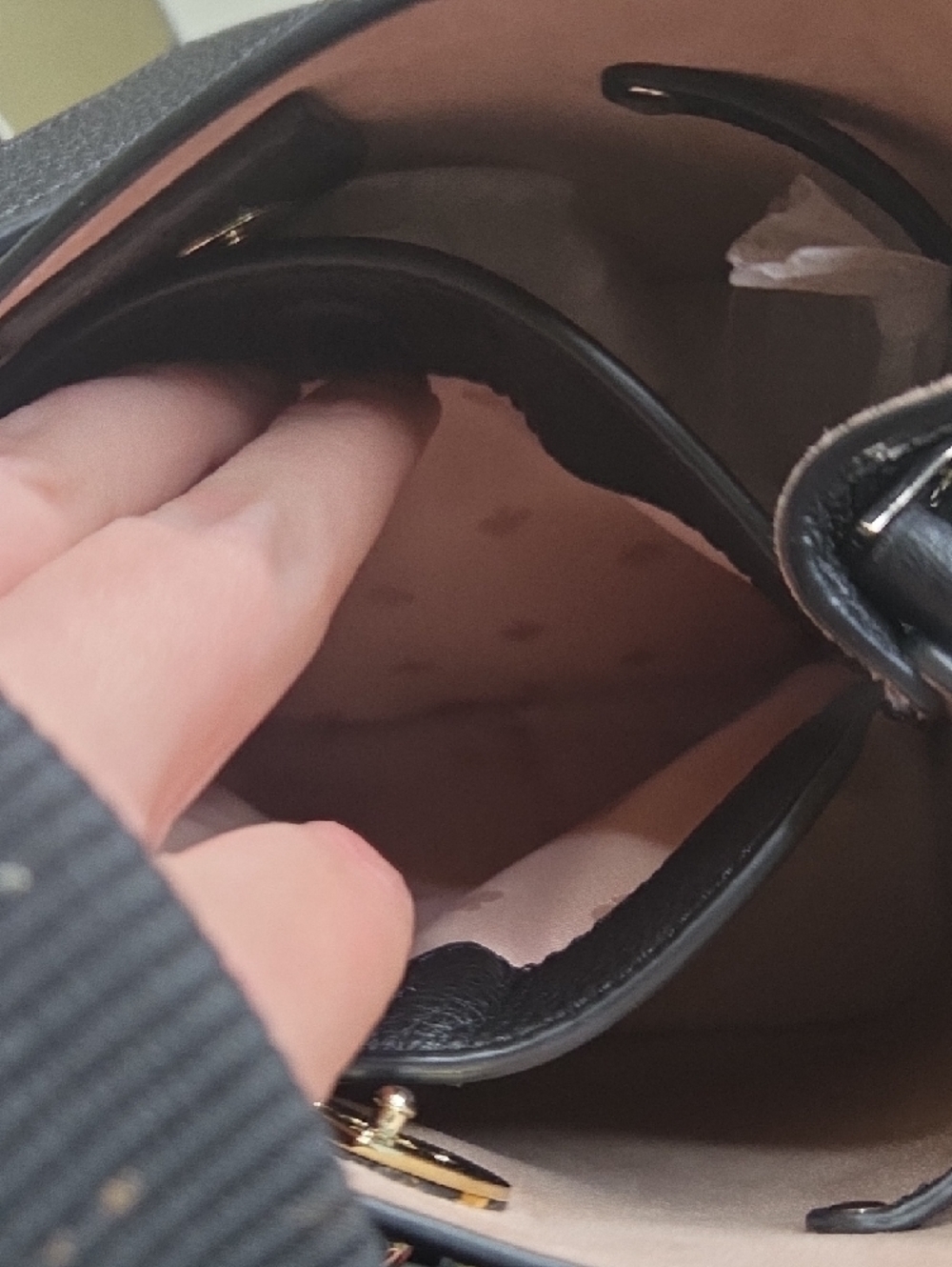 kate spade Marti  Black Pebbled Leather Bucket Bag with Contrast Interior - Picture 5 of 6